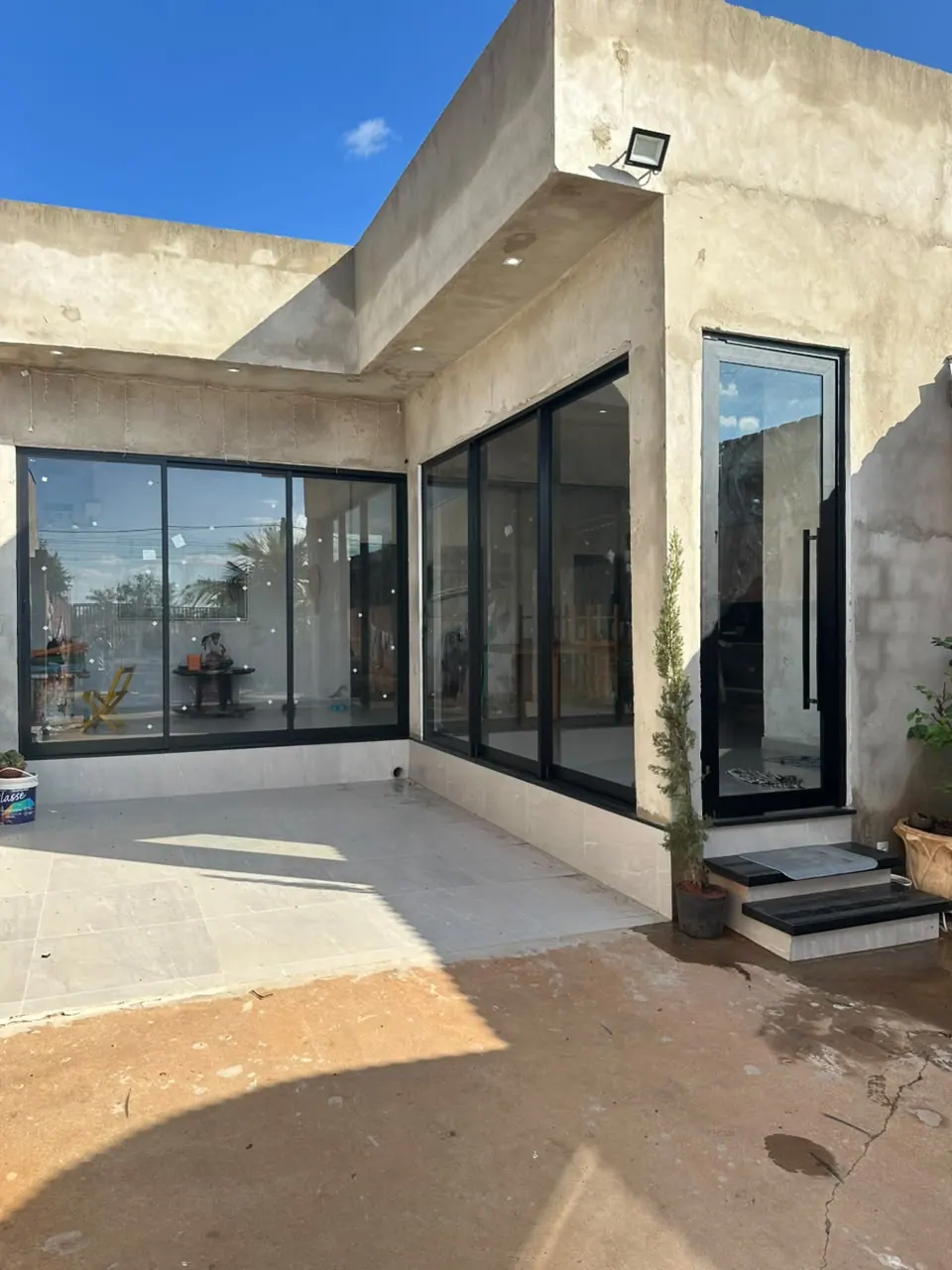 Fachada de residência com esquadrias envidraçadas