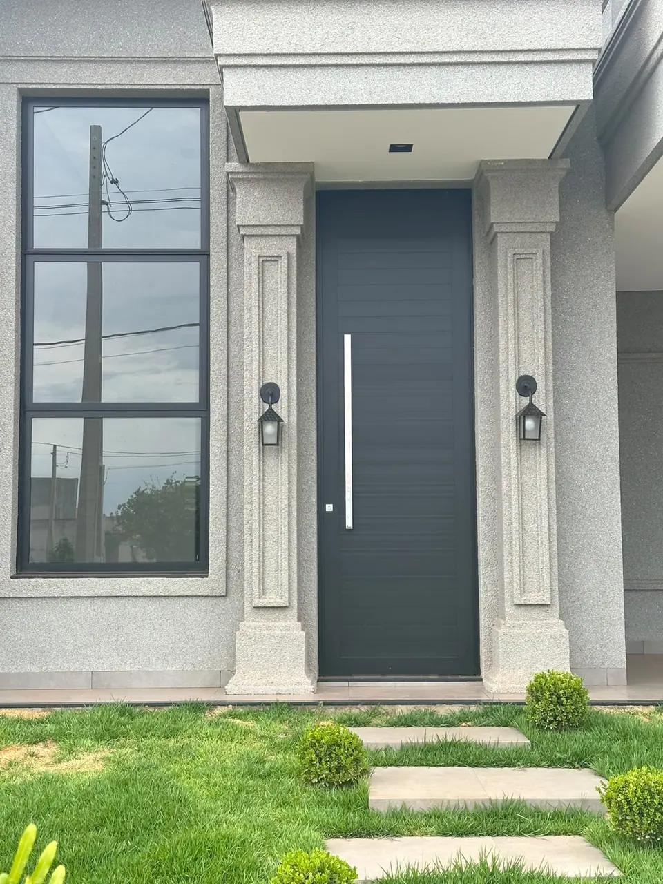 Porta de entrada e fachada residencial