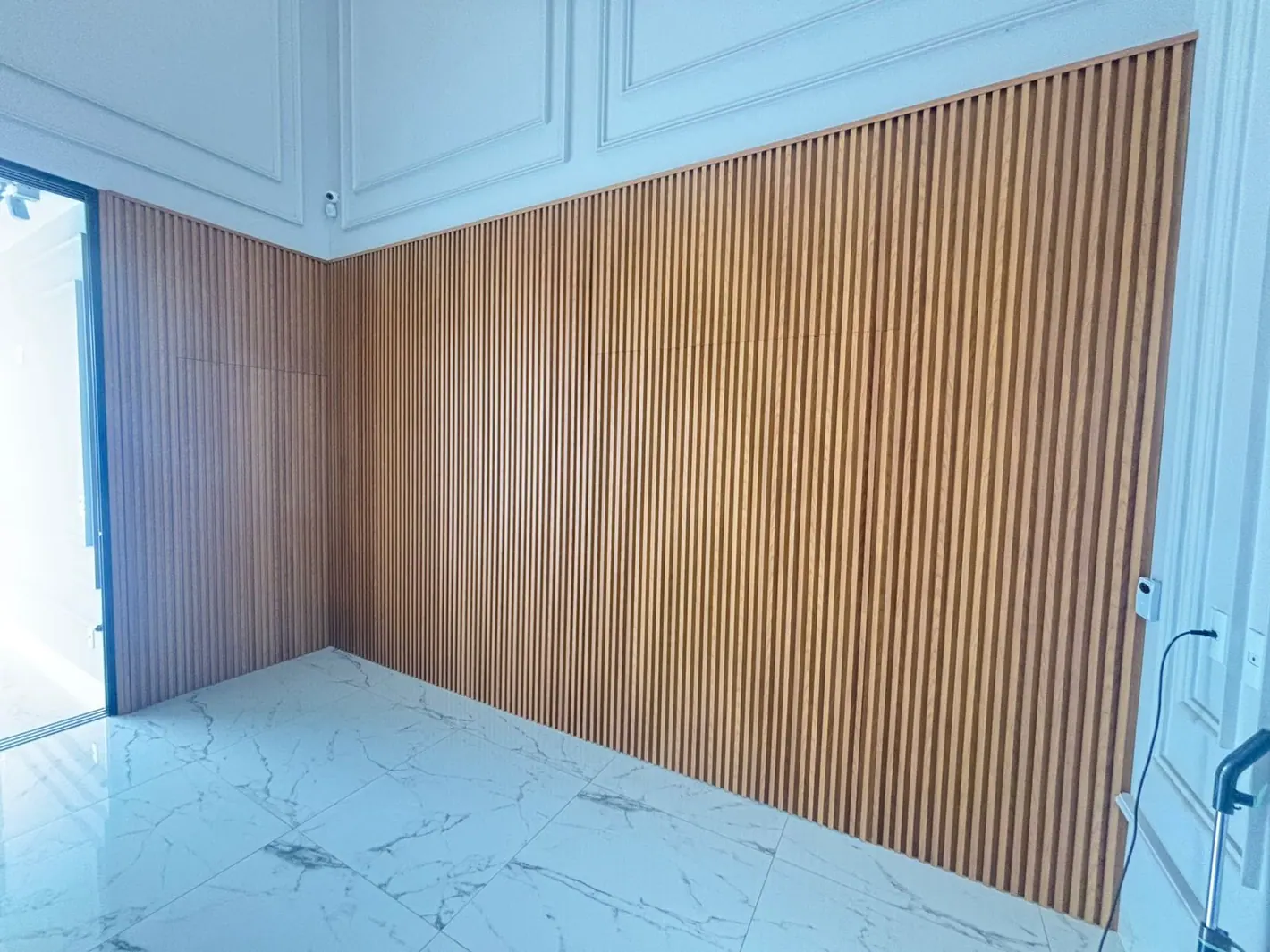 Painel ripado amadeirado de projeto residencial